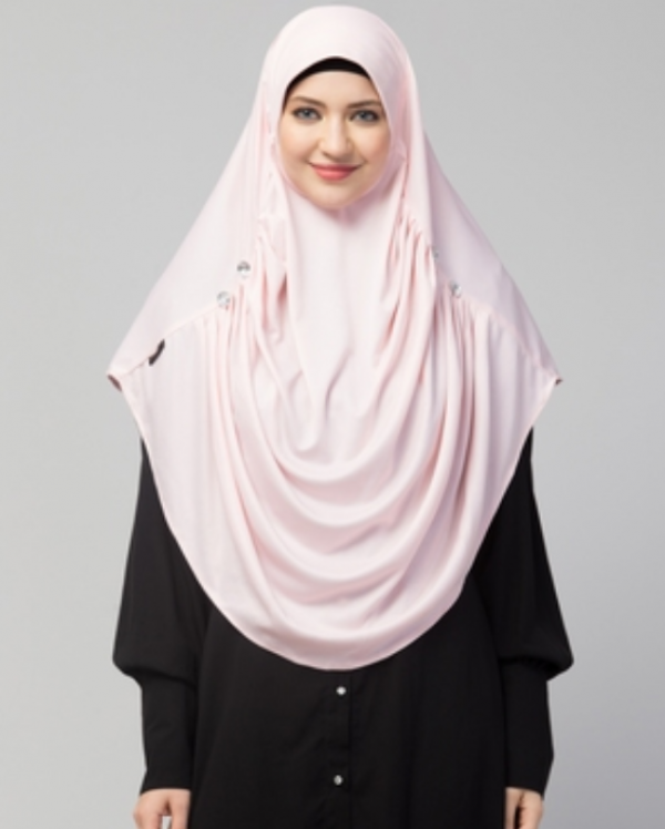 Hijab dengan aksen lipit di bagian depan